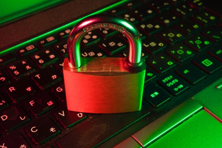 Candado rojo sobre un teclado de ordenador, simbolizando un ataque de phishing a cuentas de Microsoft 365