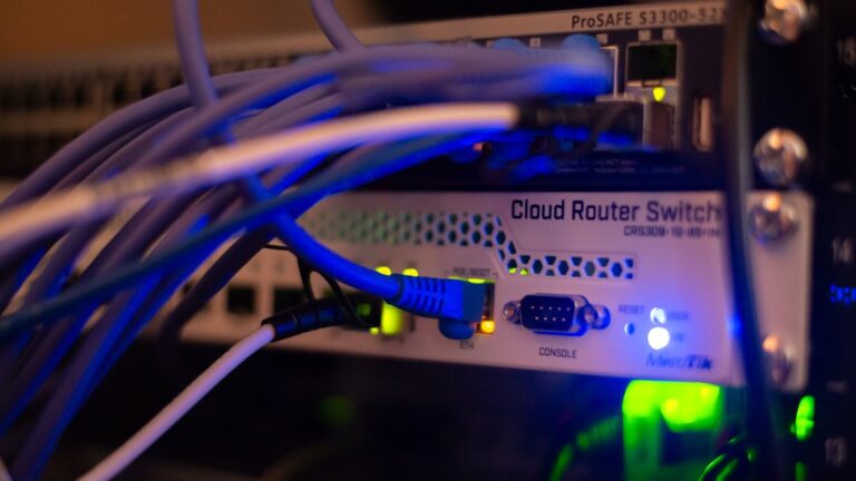 Cableado de red representando la infraestructura expuesta a la vulnerabilidad de PaperCut