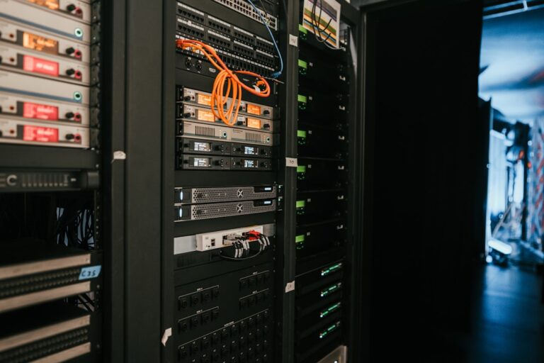 Rack de servidores en un centro de datos, representando un equipo de acceso remoto VPN vulnerable