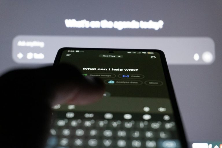 Persona escribiendo en un smartphone con un chatbot de inteligencia artificial en la pantalla