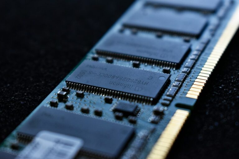 Primer plano de un módulo de memoria RAM de ordenador